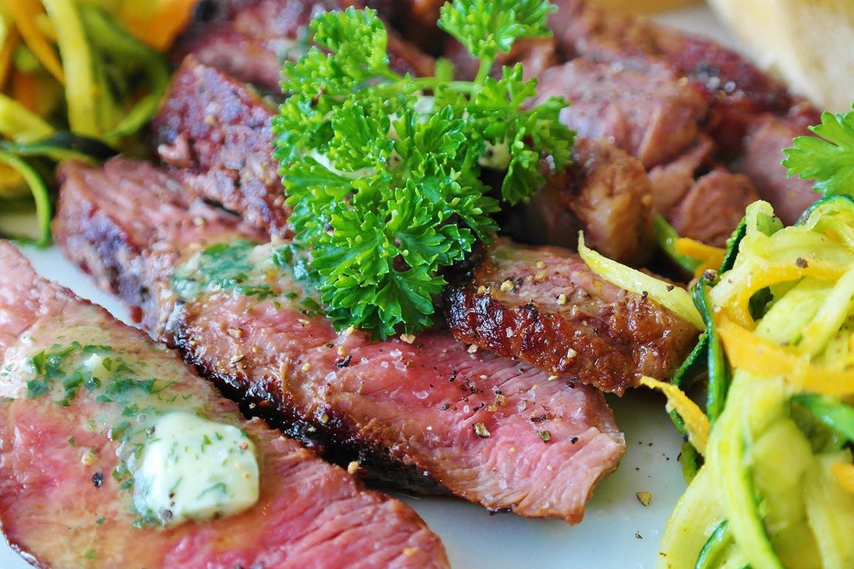 plat avec de la viande